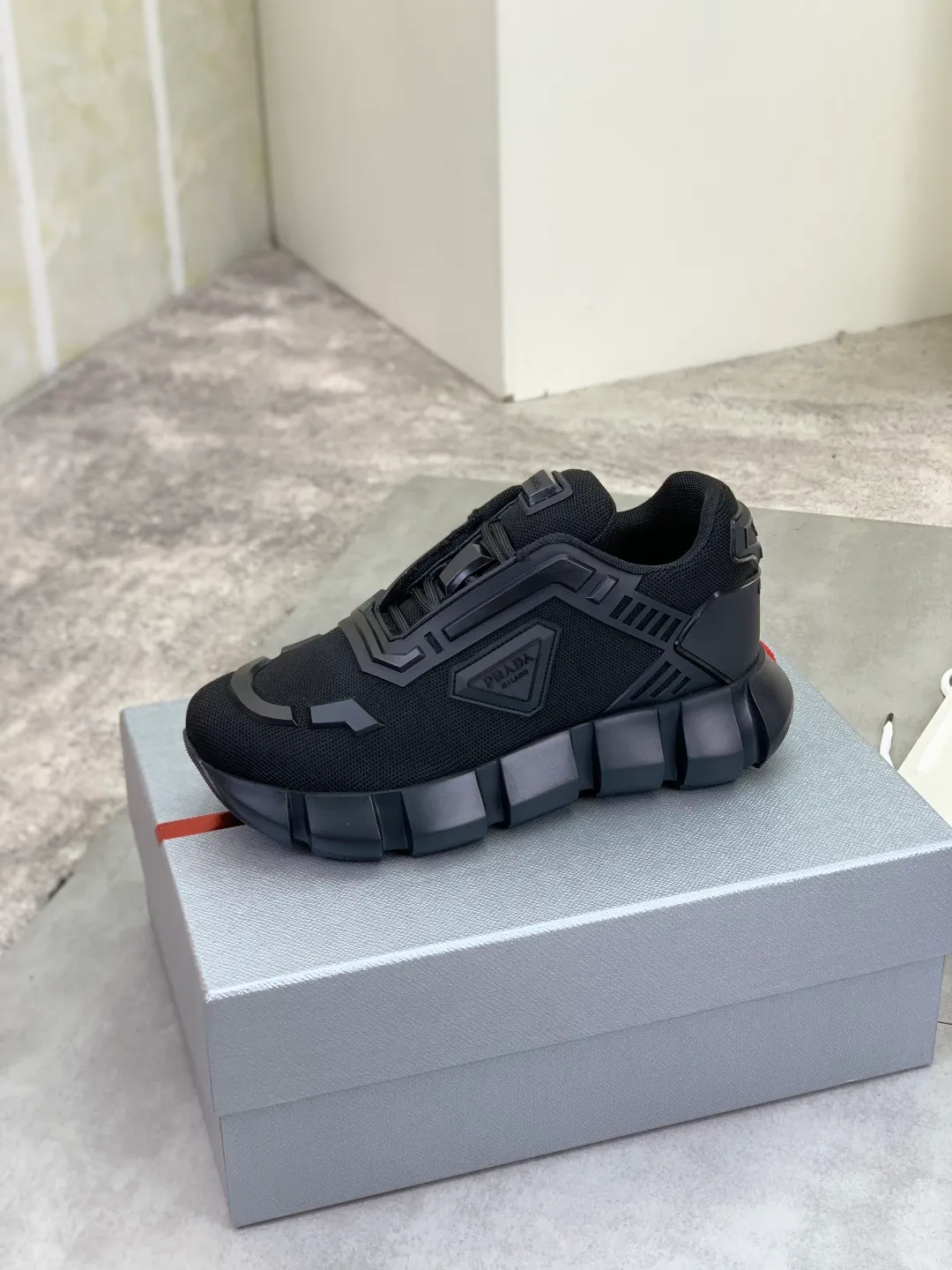 Men's shoes 💰P580💰 [New style] High version official website popular models are on the market, 🆘 Trendy brand (Prada) mainly promotes popular models, avant-garde and versatile fashion men's shoes private version mold opening, cowhide surface splicing 1:1.. Fashionable and simple, original imported cowhide lining cowhide feet; the atmosphere and personality are more fashionable, eye-catching and pursuing class. It will subvert the old idea and be a must-have for fashion trendsetters with you! Must keep it for yourself! Tall and comfortable, large and low, high-end quality workmanship. Size: 38-45; 4️⃣ colors available.